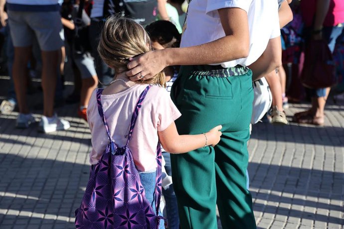 Archivo - Una niña el primer día de inicio del curso escolar, en la Escuela Aula Balear, a 11 de septiembre de 2024, en Palma