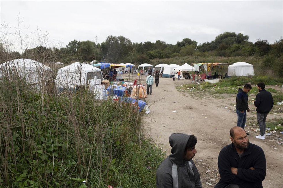 Archivo - Imagen de archivo de un campamento de refugiados en Dunkerque, Francia.