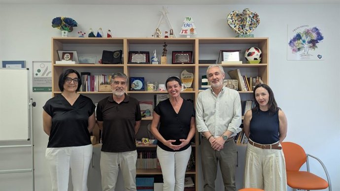 Visita de la delegada de Desarrollo Educativo de la Junta en Granada, María José Martín, a la izquierda en la imagen, al centro Purísima Concepción