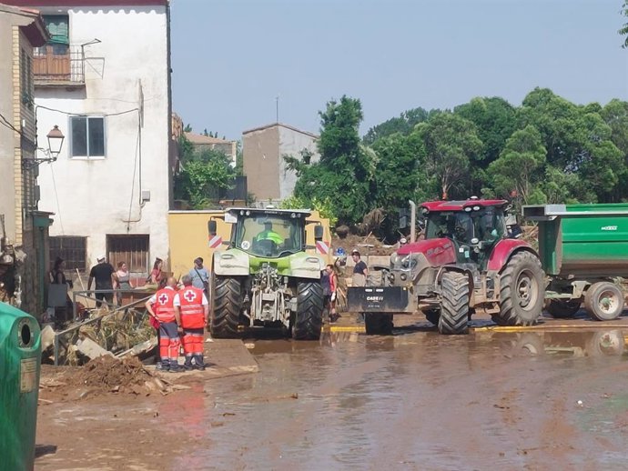Dos voluntarios de Cruz Roja en uno de los pueblos afectados por las tormentas del viernes en la provincia de Zaragoza.