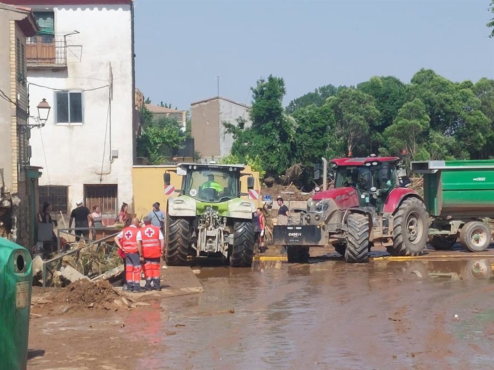 Dos voluntarios de Cruz Roja en uno de los pueblos afectados por las tormentas del viernes en la provincia de Zaragoza.