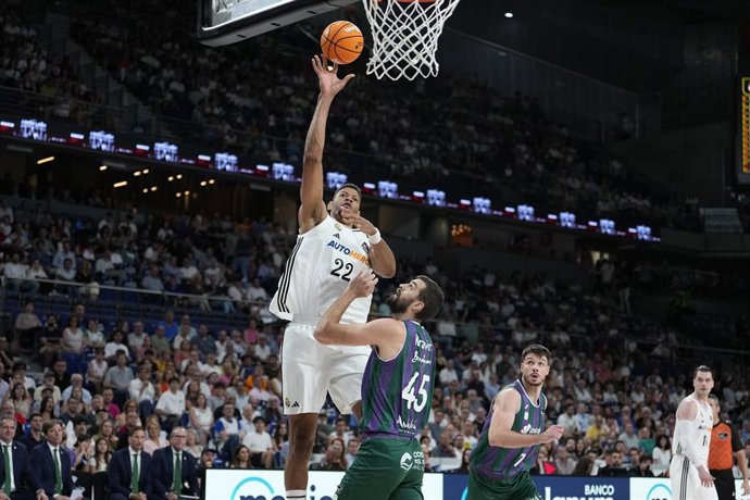 Edy Tavares lanza a canasta ante David Kravish en un Real Madrid-Unicaja de las semifinales de la Liga Endesa 24-25