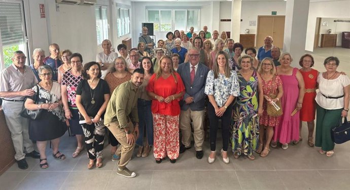 Participantes y autoridades en uno de los cursos de capacitación digital.