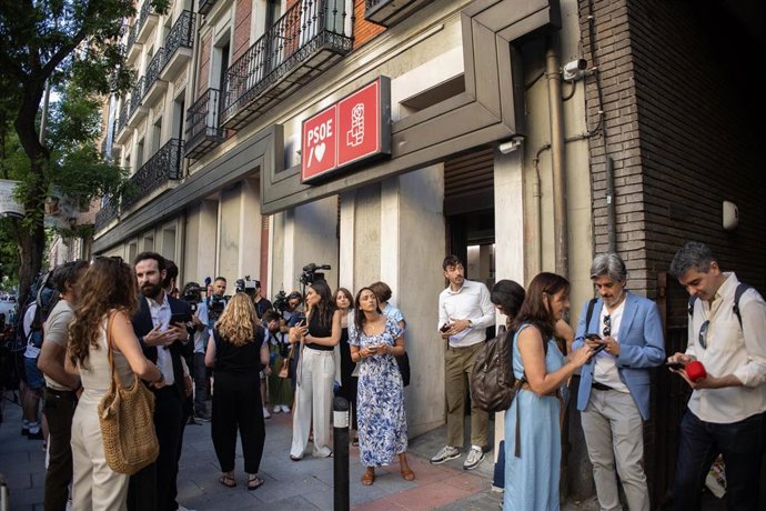 Periodistas a las puertas de la sede federal del PSOE en la calle Ferraz, mientras se celebra la reunión de la Comisión Ejecutiva Federal del PSOE, a 16 de junio de 2025, en Madrid (España). El PSOE se reúne hoy después de que el secretario de organizació