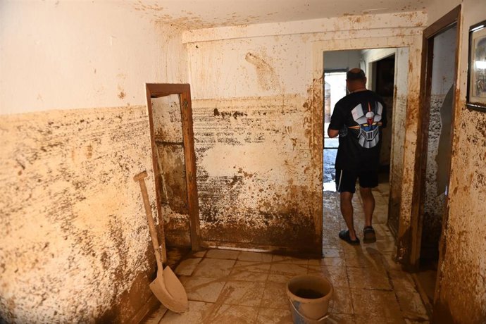 Vecinos de los municipios afectados por la tormenta trabajando en labores de limpieza y reparación, a 16 de junio de 2025, en Azaura, Zaragoza, Aragón (España). 