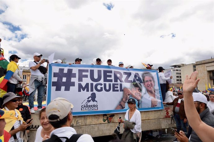 Una pancarta para apoyar al senador colombiano Miguel Uribe