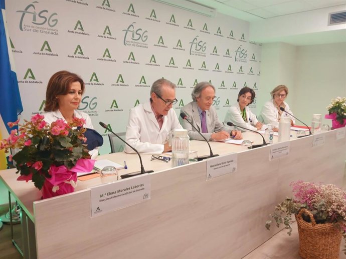 Bienvenida a residentes en el Área de Gestión Sanitaria Sur con el delegado de Salud y Consumo de la Junta en Granada, Indalecio Sánchez-Montesinos, en el centro en la mesa