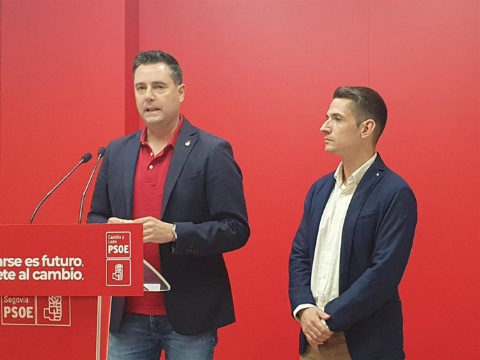 El secretario de Organización del PSCyL, Daniel de la Rosa (izda), con el secretario de organización de Segovia, Sergio Iglesias.