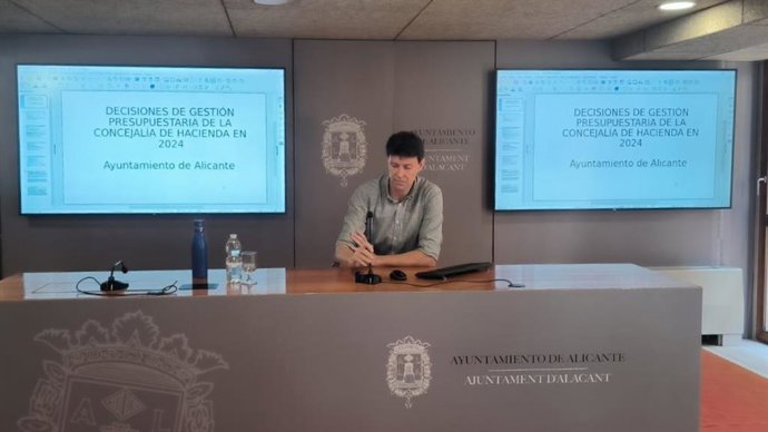 Toni Gallego durante la rueda de prensa en la que ha anunciado su dimisión como concejal del Ayuntamiento de Alicante