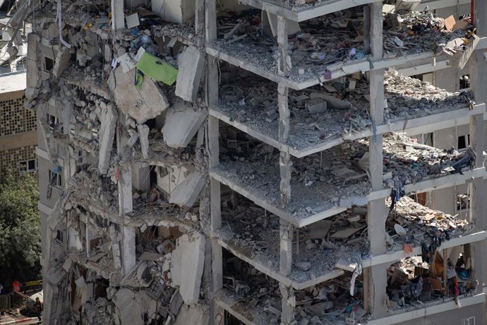 BAT YAM, 16 de junho de 2025 -- Esta foto, tirada em 15 de junho de 2025, mostra um prédio danificado por um míssil disparado do Irã em Bat Yam, na região central de Israel. De acordo com a estatal israelense Kan TV News, o número de mortos nos ataques do