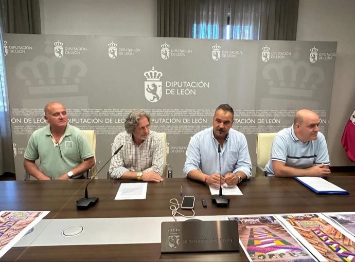 El diputado de Cultura, Arte y Patrimonio de León, Emilio Martínez (segundo por la derecha) y el alcalde de Burón, Pedro Luis Álvarez (a su izquierda) en la presentación del Corpus de Cuénabres.