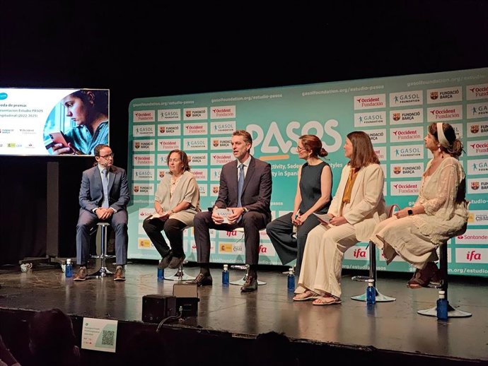Pau Gasol con la Ministra de Sanidad, Mónica García, y representantes de entidades colaboradoras con la Gasol Foundation.
