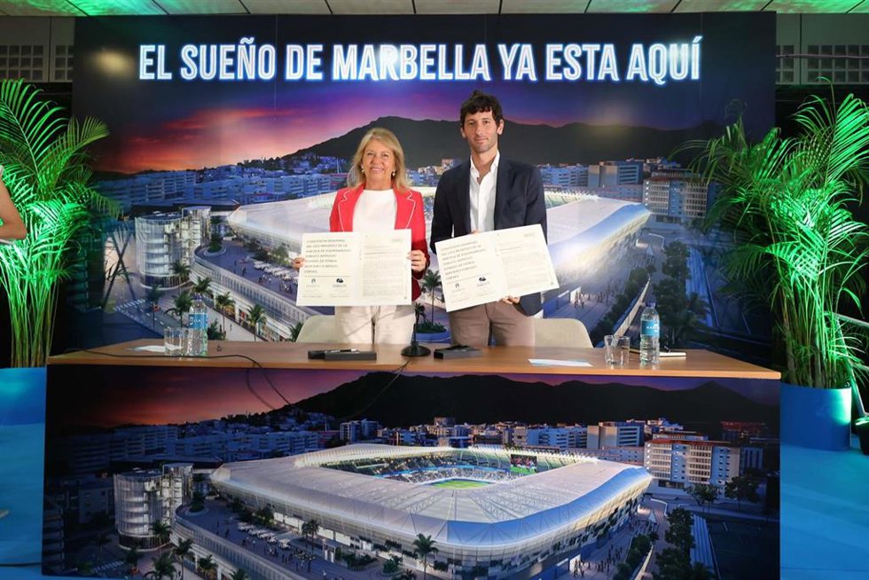 La alcaldesa de Marbella, Ángeles Muñoz, que ha rubricado el documento junto al representante del Marbella FC, Esteban Granero.