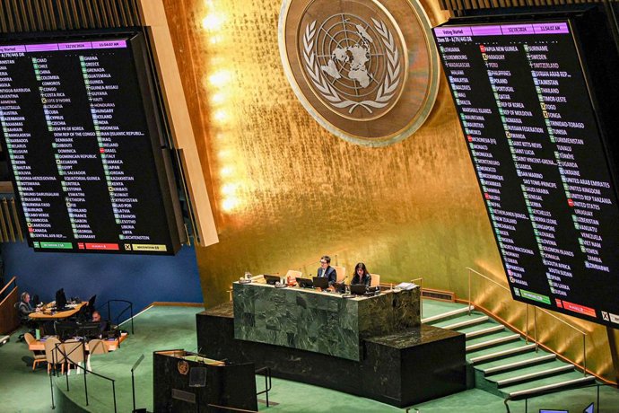 Archivo - Arquivo - 19 de dezembro de 2024, EUA, Nova York: Os países membros da ONU votam no item A/49/445- sobre a soberania permanente do povo palestino no território palestino ocupado durante a reunião plenária da Assembleia Geral da ONU. Foto: Bianca
