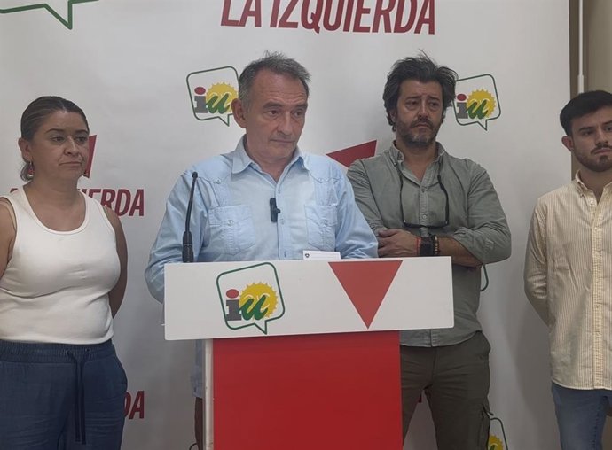 Santiago interviene, en la sede provincial de IU en Córdoba.