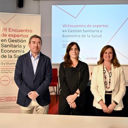 De izquierda a derecha, el Dr. José M. Martínez-Sierra, director general de la UPF-BSM, la Hble. Sra. Núria Montserrat, consellera de Recerca i Universitats de la Generalitat de Catalunya y Meritxell Granell Villalón, Directora Senior de Acceso a Mercados