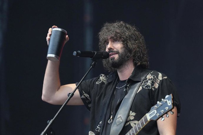 El cantante Mikel Izal actúa durante la primera jornada del festival O Son do Camiño, en el escenario Xacobeo, a 12 de junio de 2025, en Santiago de Compostela, A Coruña, Galicia (España). El concierto forma parte de la gira de presentación de su álbum "E