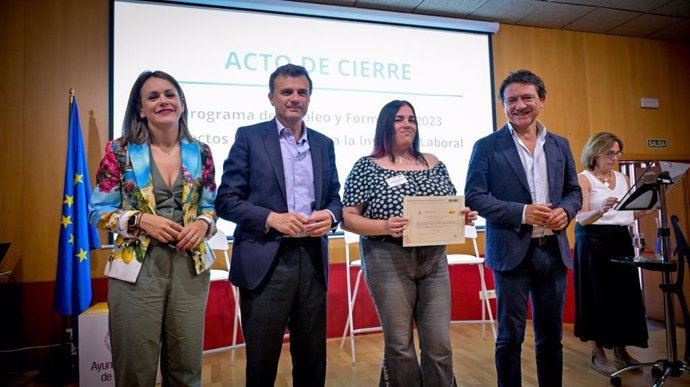 El delegado territorial de Empleo, Empresa y Trabajo Autónomo de la Junta de Andalucía en Cádiz, Daniel Sánchez, y el alcalde de Cádiz, Bruno García, en la clausura de cursos de formación.