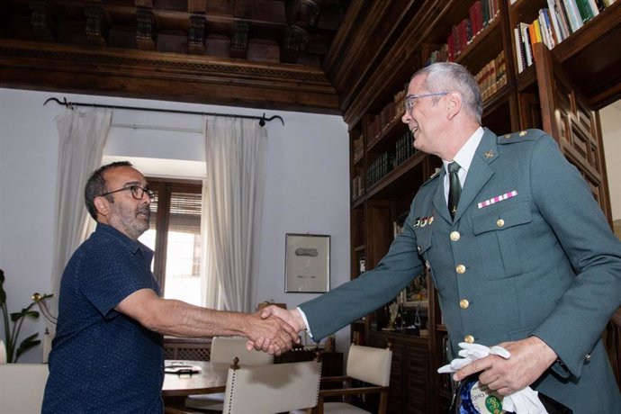 El presidente de la Diputación de Cáceres, Miguel Ángel Morales, y el nuevo comandante jefe de Personal y Apoyo de la Comandancia de la Guardia Civil de Cáceres, Juan José Díaz Caro