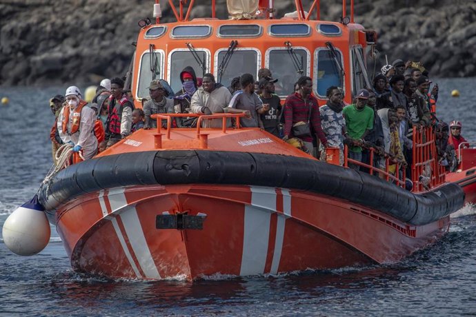 Archivo - Decenas de migrantes a su llegada al Puerto de la Restinga, a 26 de noviembre de 2024, en El Hierro, Santa Cruz de Tenerife, Tenerife, Canarias (España).