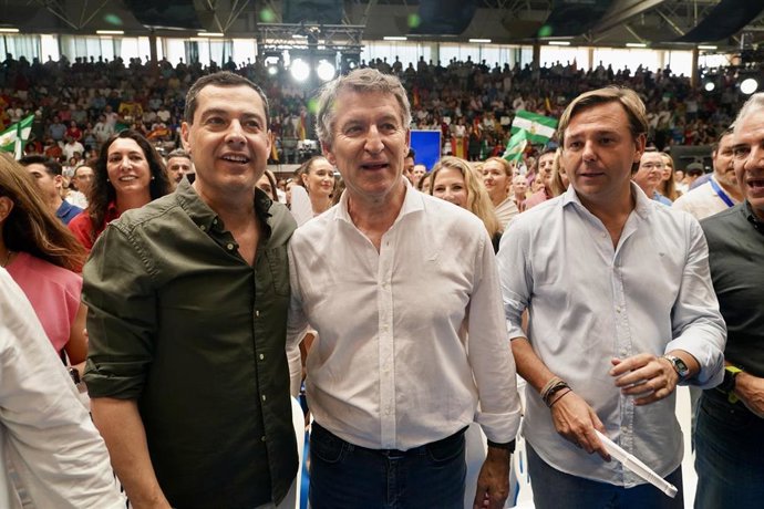 El líder del PP, Alberto Núñez Feijóo, y el presidente del PP andaluz y de la Junta, Juanma Moreno, ayer domingo en Málaga