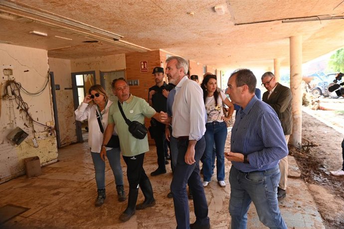 El presidente del Gobierno de Aragón, Jorge Azcón, visita distintos municipios afectados por la tormenta, a 16 de junio de 2025, en Azaura, Zaragoza, Aragón (España). Allí también se ha referido a la incidente de ejecución  del MNAC sobre Sijena 