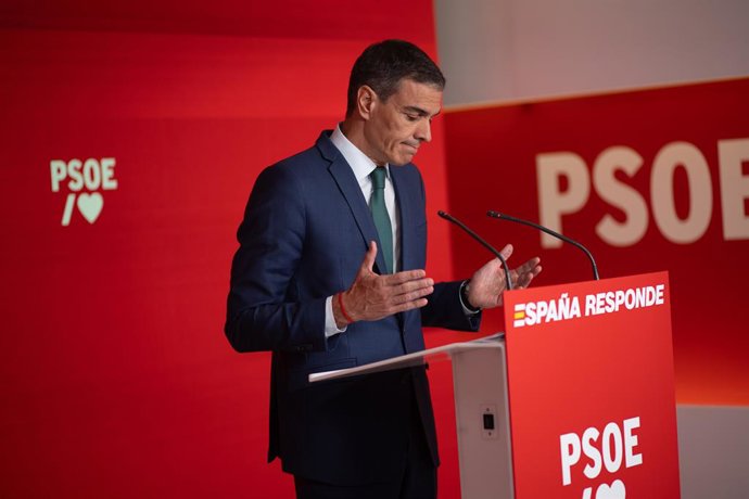 O secretário-geral do PSOE e presidente do governo, Pedro Sánchez, durante uma coletiva de imprensa na sede do PSOE na Calle Ferraz, em 16 de junho de 2025, em Madri (Espanha). Durante a reunião, Sánchez anunciou que está deixando o cargo de secretário-ge
