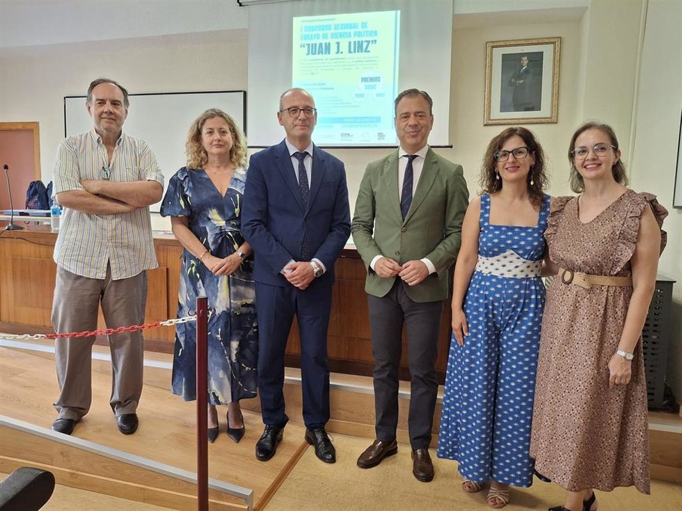 Los consejeros Marcos Ortuño y Víctor Marín en el acto de entrega de los premios del I Concurso regional de ensayos en Ciencia Política para alumnos de Bachillerato Juan J. Linz'