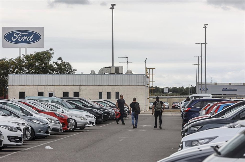 Archivo - Varios trabajadores en la fábrica de Ford, a 12 de junio de 2024, en Almussafes, Valncia