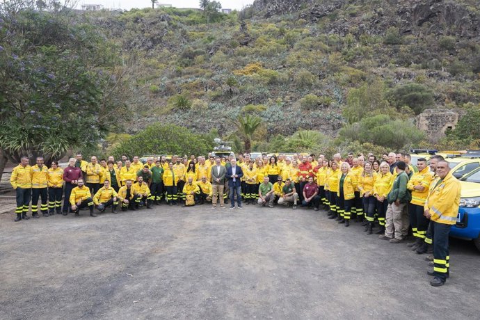 El presidente del Cabildo de Gran Canaria, Antonio Morales, con forestales de la isla