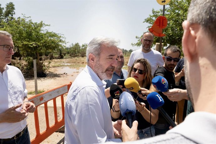 El presidente del Gobierno de ARgaón Jorge Azcón, atiende a los medios de comunicación este lunes en Almonacid de la Cuba