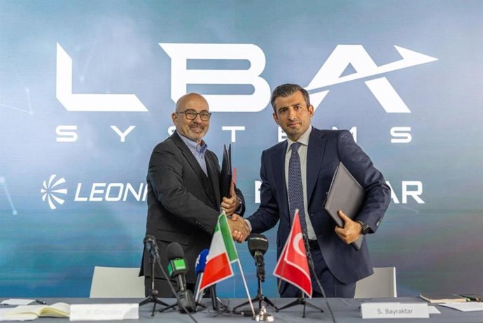 Leonardo y Baykar cierran la creación de una 'joint venture' de drones y aviones no tripulados