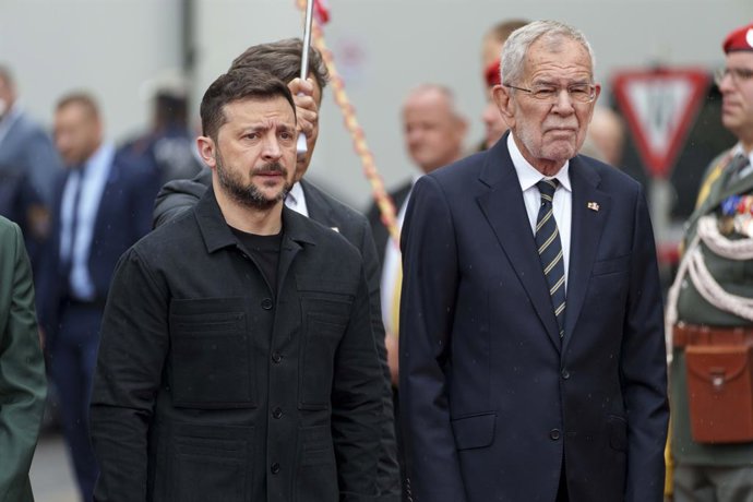 16 de junho de 2025, Viena, Viena, Áustria: VOLODYMYR ZELENSKYY, presidente da Ucrânia, e sua esposa OLENA ZELENSKA são recebidos em Viena pelo presidente federal austríaco ALEXANDER VAN DER BELLEN e sua esposa DORIS SCHMIDAUER com honras militares.