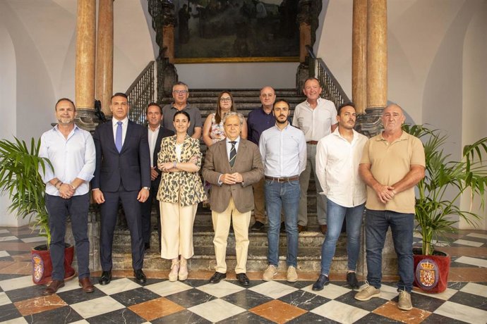 Fuentes (centro), en la foto de familia tras la firma de las adjudicaciones de promociones de vivienda protegida.