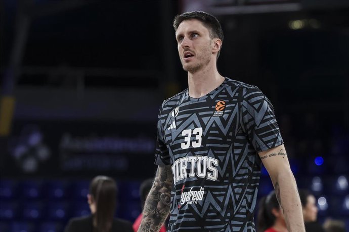 Archivo - El jugador de baloncesto italiano Achille Polonara (Virtus Segafredo Bologna), en un calentamiento.