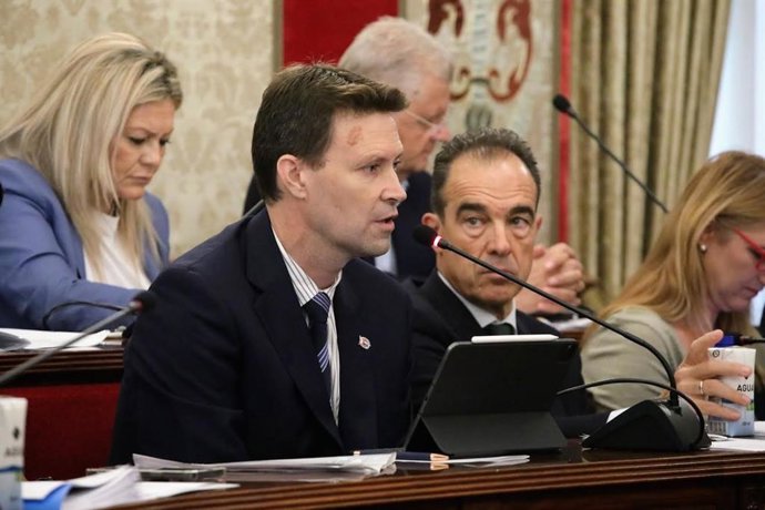 Imagen de archivo del exconcejal del PP Toni Gallego durante un pleno del Ayuntamiento de Alicante