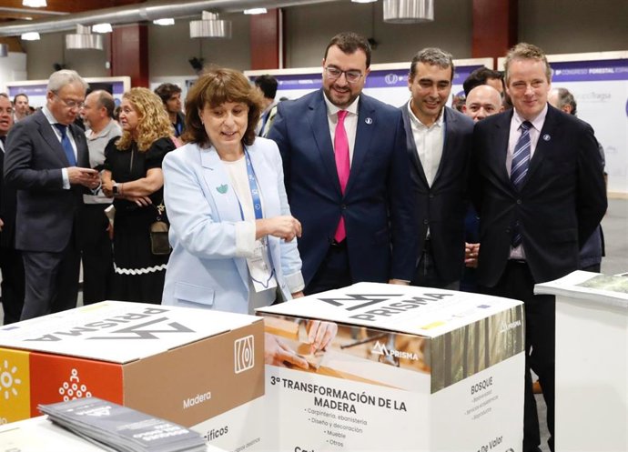 El presidente del Principado de Asturias, Adrián Barbón, durante el recorrido a los expositores del IX Congreso Forestal Español, que se celebra en el recinto ferial gijonés 'Luis Adaro'.