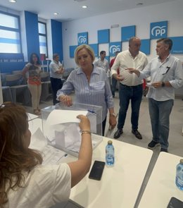 Paloma Sanz en el momento de votar, con Francisco Vázquez (dcha) y el presidente de la Diputación, Miguel Ángel de Vicente, tras ella (PP Segovia).