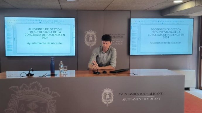 Toni Gallego durant la roda de premsa en la qual ha anunciat la seua dimissió com a regidor de l'Ajuntament d'Alacant