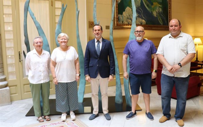 El presidente del Parlament, Gabriel Le Senne, recibe a miembros de la Asociación Balear de Párkinson