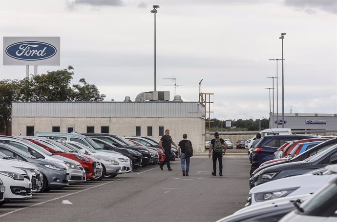 Archivo - Arxiu - Varis treballadors en la fàbrica de Ford, a 12 de juny del 2024, a Almussafes, València