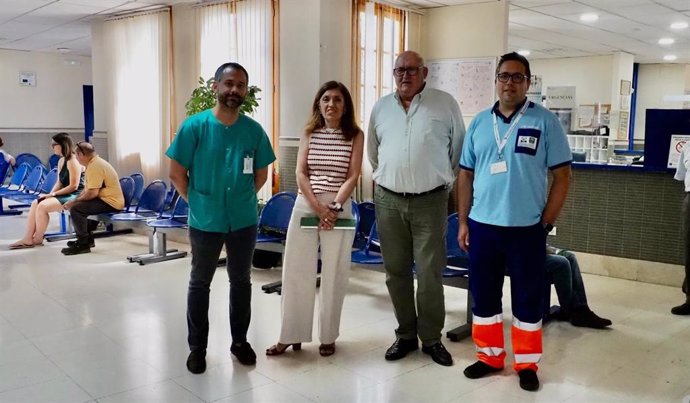 Botella (2ª izda.), durante su visita al Centro de Salud de La Rambla.