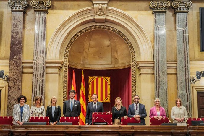 El presidente del Parlament, Josep Rull, y el síndic general de Andorra, Carles Ensenyat, en el Parlament, junto a la subsíndica, Sandra Cortina, la embajadora en España, Eva Descarrega, y los miembros de la Mesa del Parlament