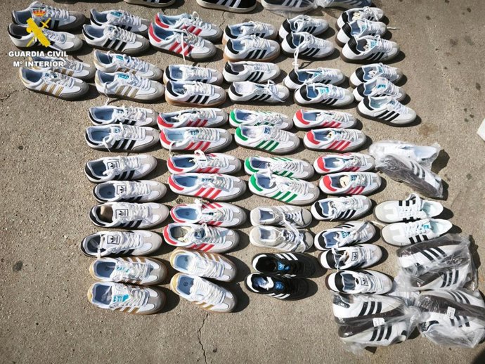 Prendas Supuestamente Falsificadas Encontradas En El Interior Del Vehículo.