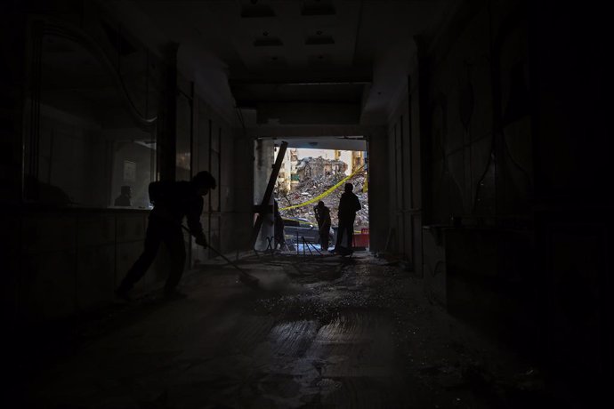 Archivo - December 2, 2024, Beirut, Beirut, Lebanon: Volunteers and youths from Imam al-Mahdi scouts, affiliated to pro-Iranian Hezbollah, clean rubble and debris from under a bridge decorated with a picture of assassinated party leader Hassan Nasrallah i