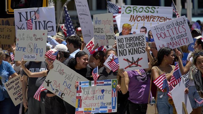 14 June 2025, US, Miami: People in Miami hold signs and flags during the No Kings Day protest against Trump for his anti immigration policies, authoritarianism and his military parade. Photo: Carl Seibert/ZUMA Press Wire/dpa