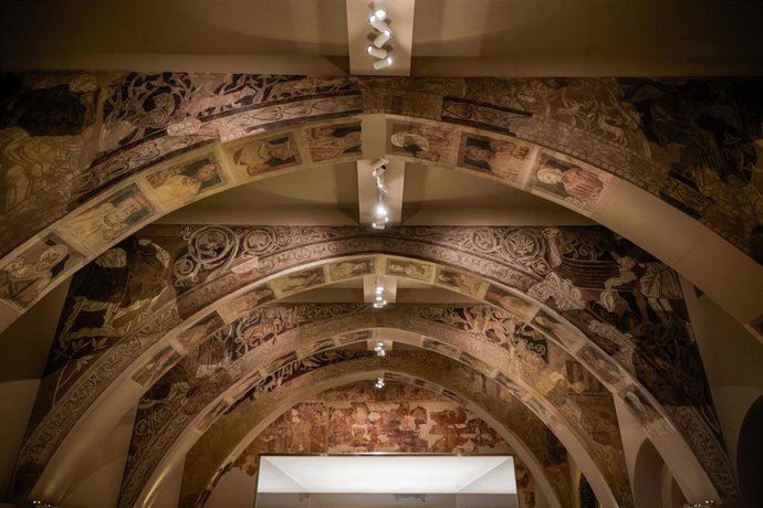 Detalle de las pinturas murales del Monasterio de Sijena expuestas en el Museu Nacional d’Art de Catalunya (MNAC), a 29 de mayo de 2025, en Barcelona