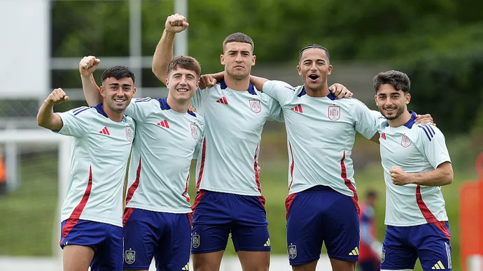 Los jugadores de la selección española sub-21 Alberto Moleiro, Mikel Jauregizar, Juanma Herzog, Mateo Joseph y Raúl Moro durante un entrenamiento.