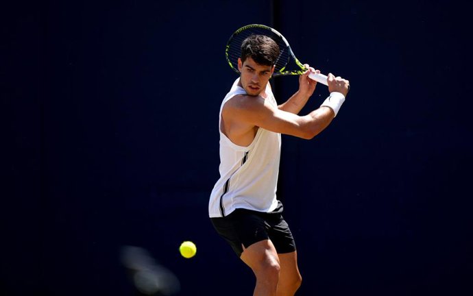 El tenista español Carlos Alcaraz entrenado en las pistas del torneo de Queen's.