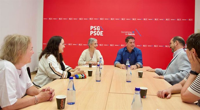 El presidente de la RAG, Henrique Monteagudo, y el secretario xeral del PSdeG, José Ramón Gómez Besteiro, analizan posibles medidas para el impulso del uso del gallego en las instituciones